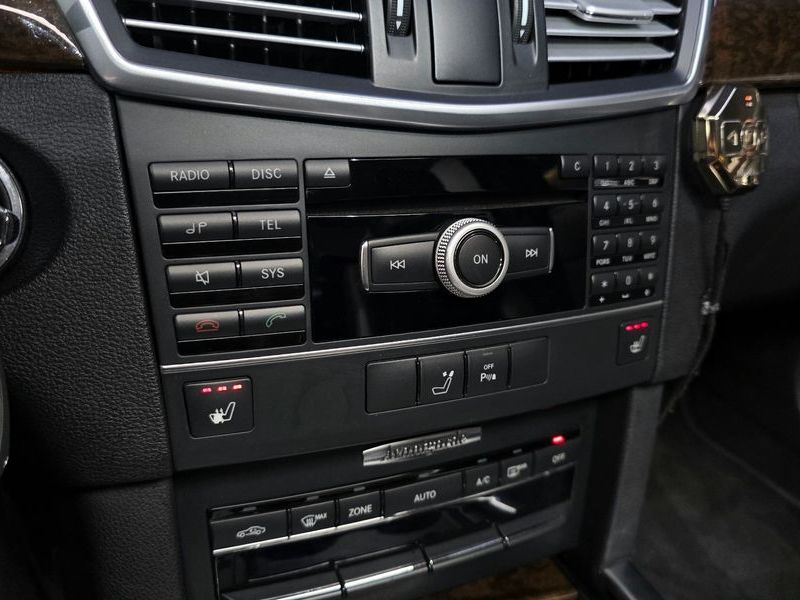 2012 Mercedes-Benz E-Class E200 CGI photo 17