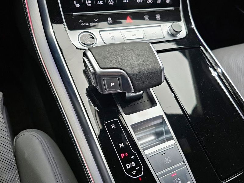 2023 Audi Q8 55 TFSI Quattro Premium photo 9