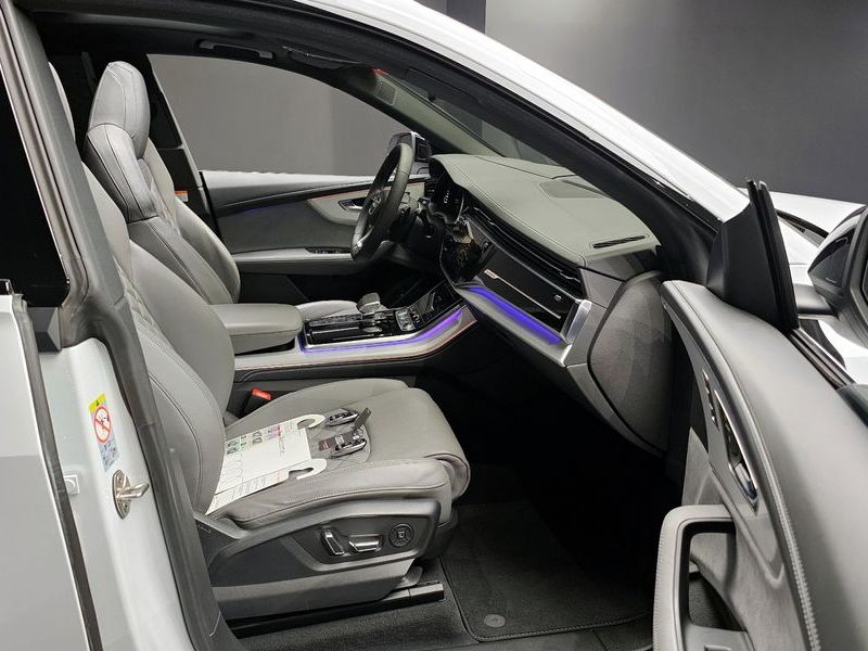 2023 Audi Q8 55 TFSI Quattro Premium photo 11
