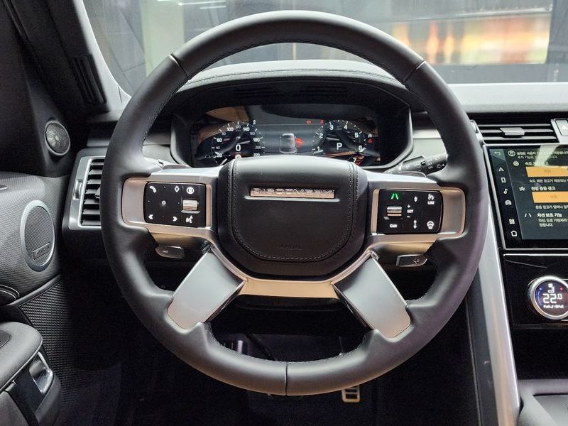 2024 Land Rover Discovery P360 Dynamic HSE photo 13