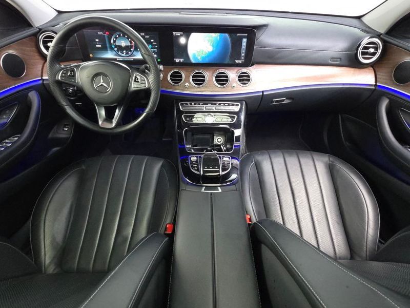 2017 Mercedes-Benz E-Class E300 4MATIC Exclusive photo 7