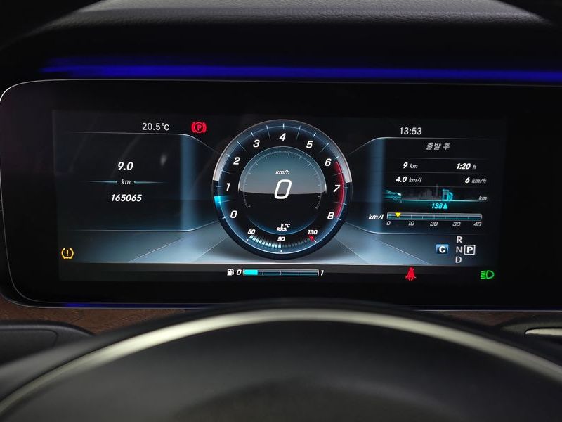 2017 Mercedes-Benz E-Class E300 4MATIC Exclusive photo 8