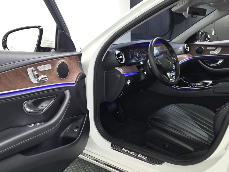2017 Mercedes-Benz E-Class E300 4MATIC Exclusive photo 10