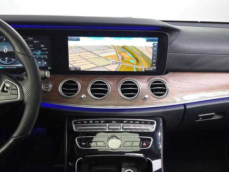 2017 Mercedes-Benz E-Class E300 4MATIC Exclusive photo 14