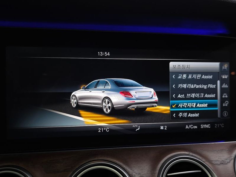 2017 Mercedes-Benz E-Class E300 4MATIC Exclusive photo 16