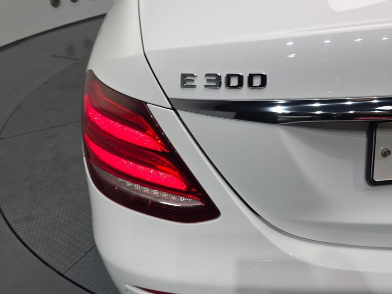 2017 Mercedes-Benz E-Class E300 4MATIC Exclusive photo 23