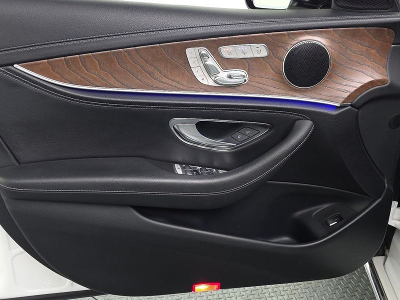 2017 Mercedes-Benz E-Class E300 4MATIC Exclusive photo 24