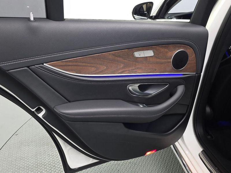 2017 Mercedes-Benz E-Class E300 4MATIC Exclusive photo 25