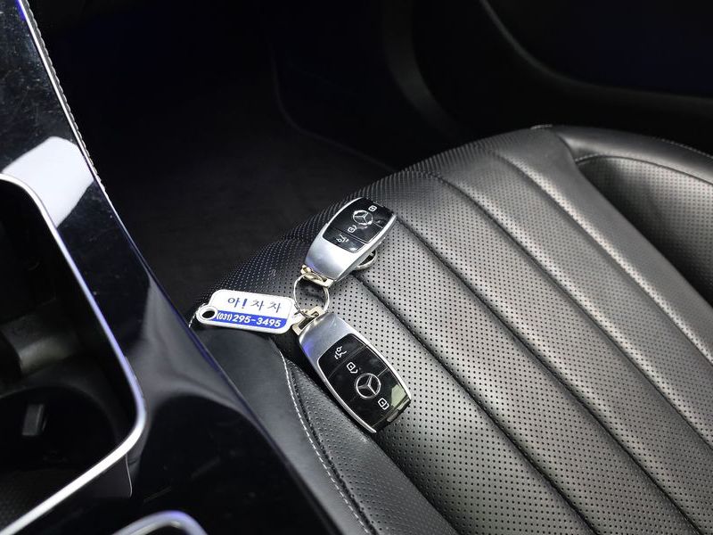 2017 Mercedes-Benz E-Class E300 4MATIC Exclusive photo 30