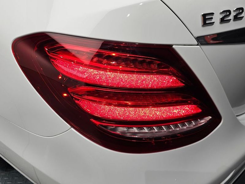 2020 Mercedes-Benz E-Class E220d Avantgarde photo 23