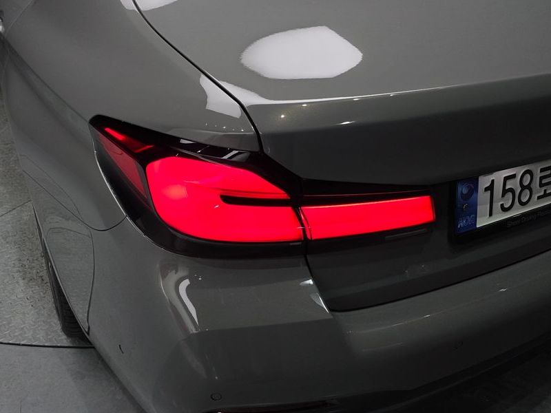 2021 BMW 5 Series 530e M Sport photo 23