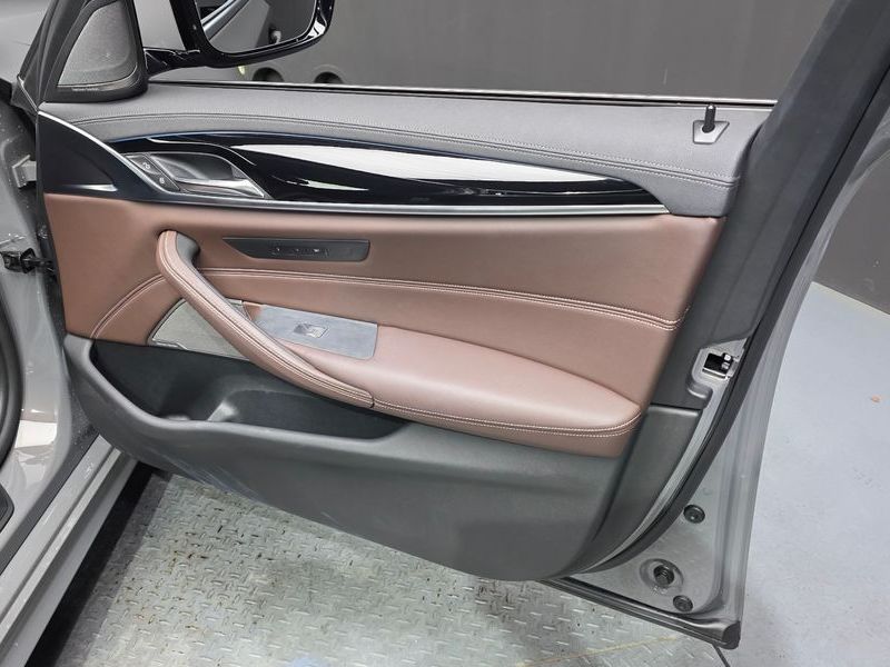 2021 BMW 5 Series 530e M Sport photo 24