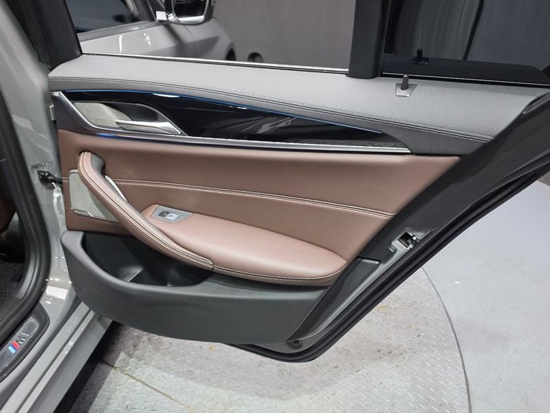 2021 BMW 5 Series 530e M Sport photo 25