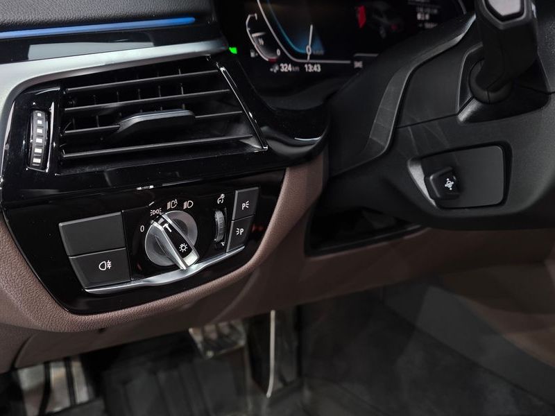 2021 BMW 5 Series 530e M Sport photo 29