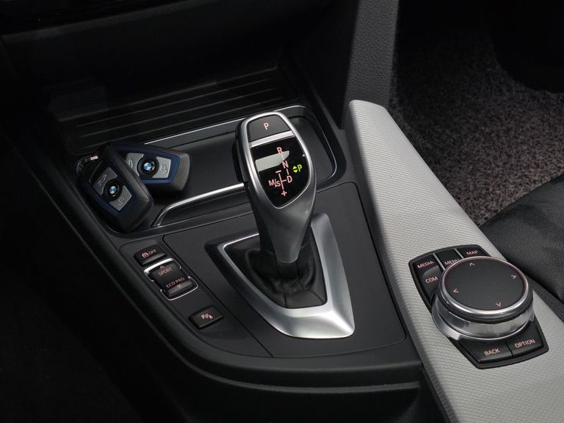 2017 BMW 3 Series 320i M Sport photo 9