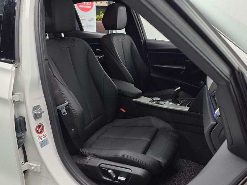 2017 BMW 3 Series 320i M Sport photo 10