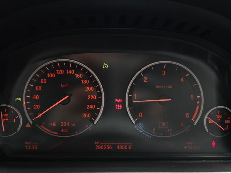 2013 BMW 5 Series 520d photo 8