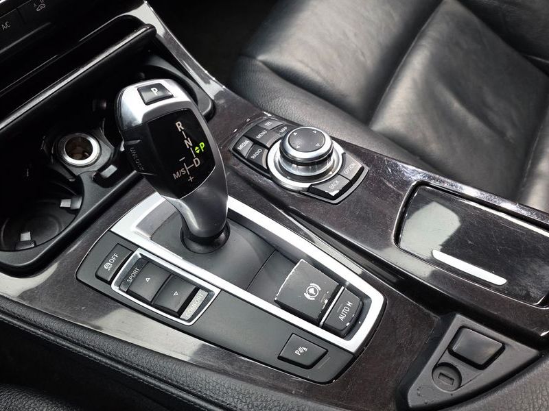 2013 BMW 5 Series 520d photo 9