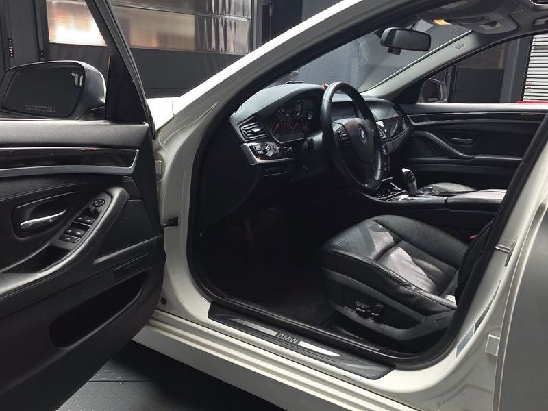 2013 BMW 5 Series 520d photo 10