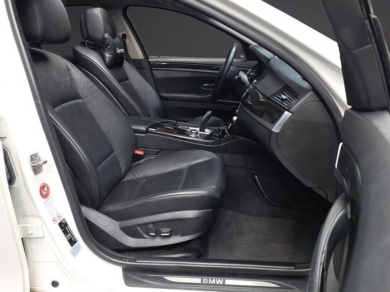 2013 BMW 5 Series 520d photo 11