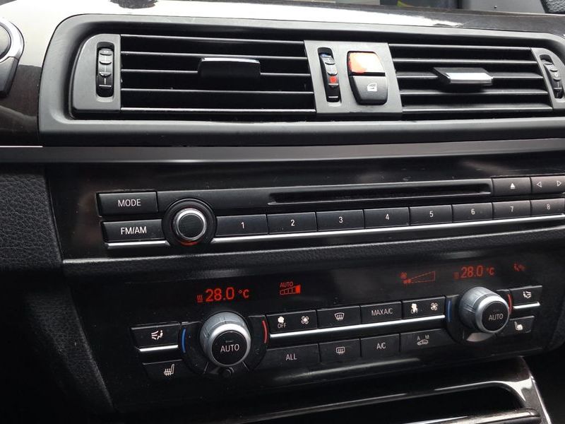 2013 BMW 5 Series 520d photo 16