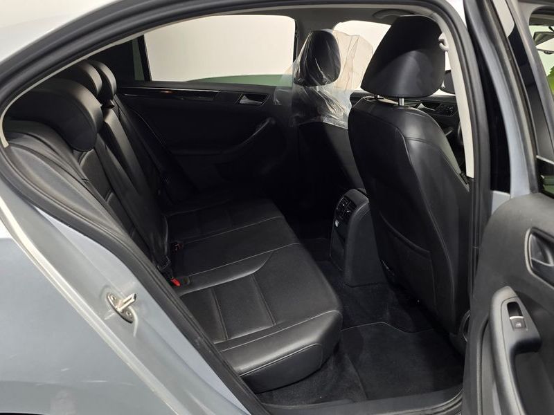 2015 Volkswagen Jetta 2.0 TDI BlueMotion Premium 6th photo 12