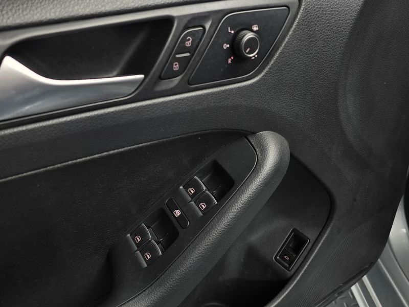 2015 Volkswagen Jetta 2.0 TDI BlueMotion Premium 6th photo 14