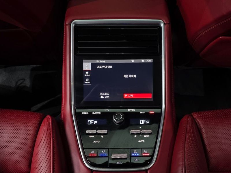 2018 Porsche Panamera 3.0 AWD photo 19