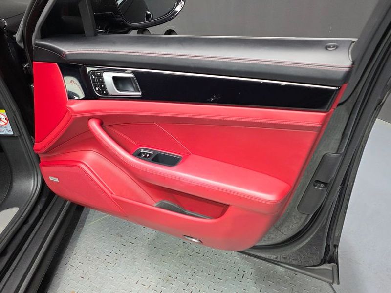2018 Porsche Panamera 3.0 AWD photo 24