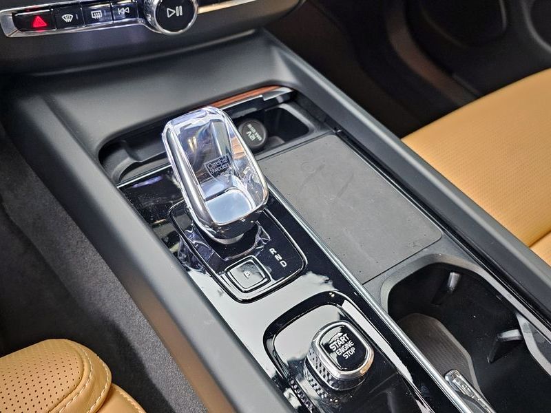 2024 Volvo XC60 B5 Ultimate Bright photo 9