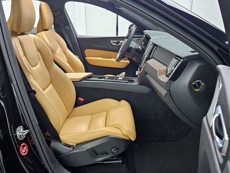 2024 Volvo XC60 B5 Ultimate Bright photo 10