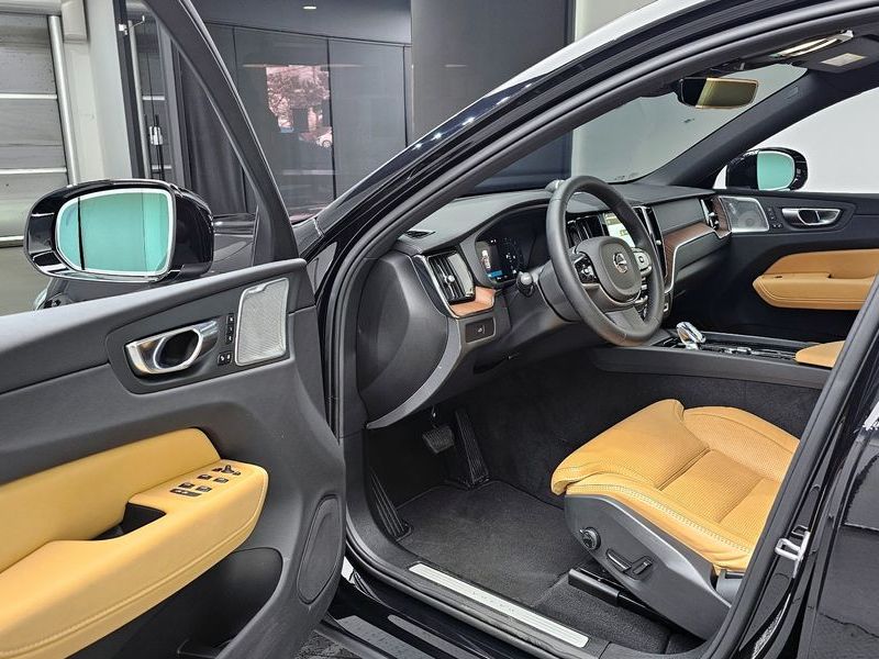 2024 Volvo XC60 B5 Ultimate Bright photo 11