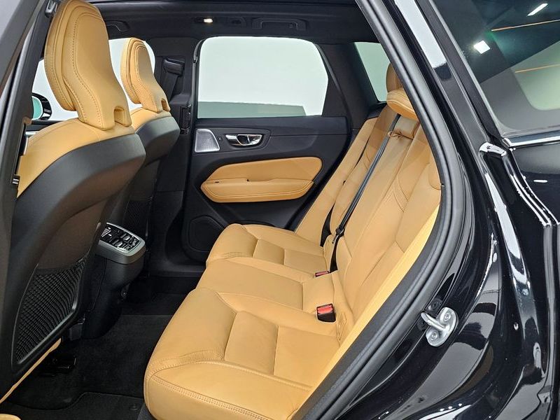 2024 Volvo XC60 B5 Ultimate Bright photo 12