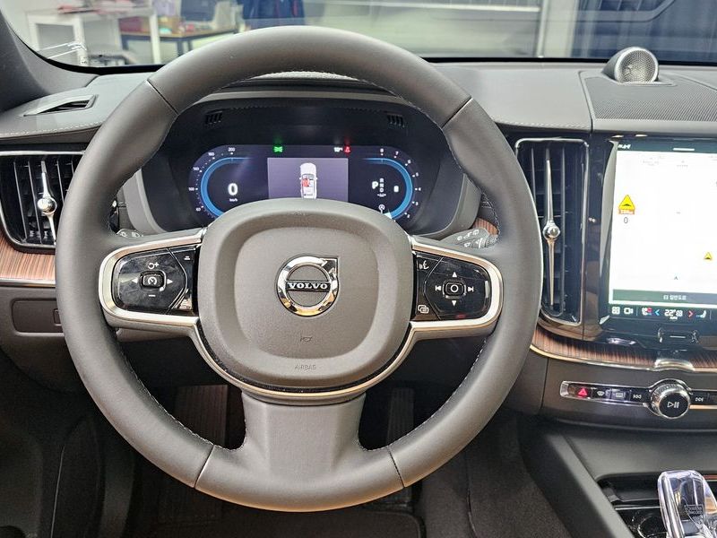2024 Volvo XC60 B5 Ultimate Bright photo 13