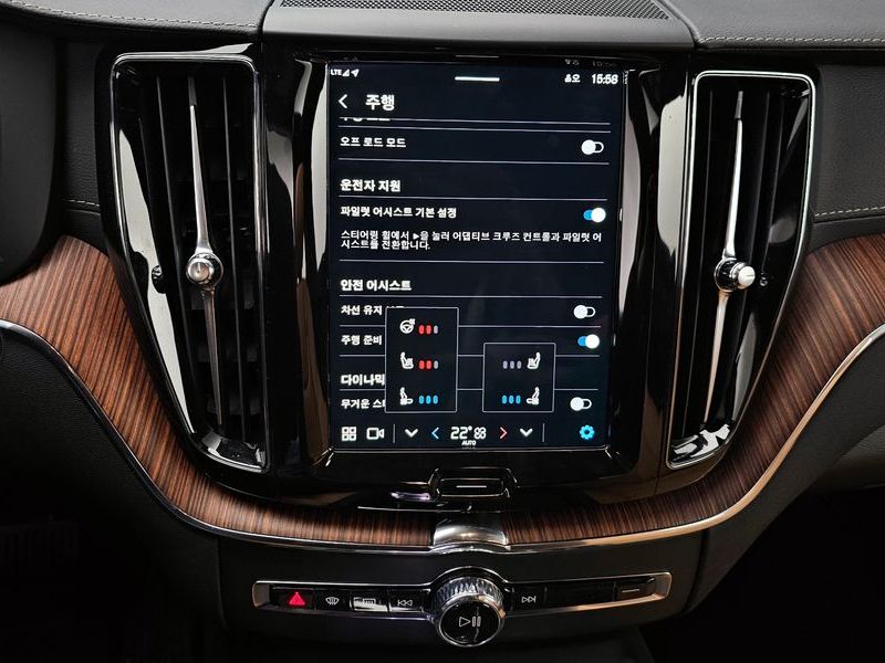 2024 Volvo XC60 B5 Ultimate Bright photo 15