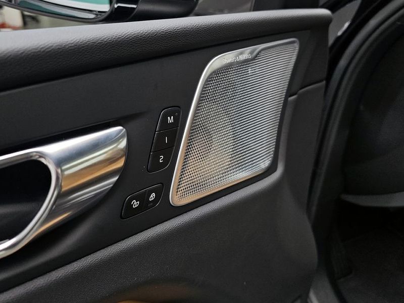2024 Volvo XC60 B5 Ultimate Bright photo 16