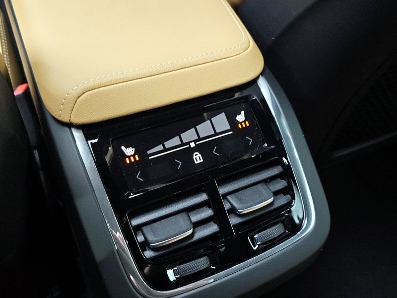 2024 Volvo XC60 B5 Ultimate Bright photo 17