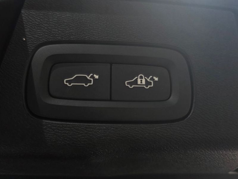 2024 Volvo XC60 B5 Ultimate Bright photo 20