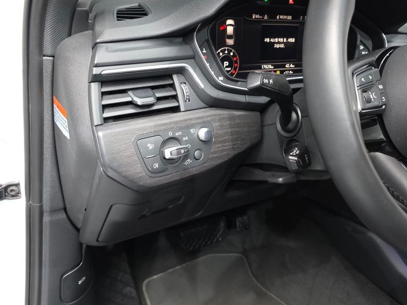 2019 Audi A4 40 TFSI Premium photo 13