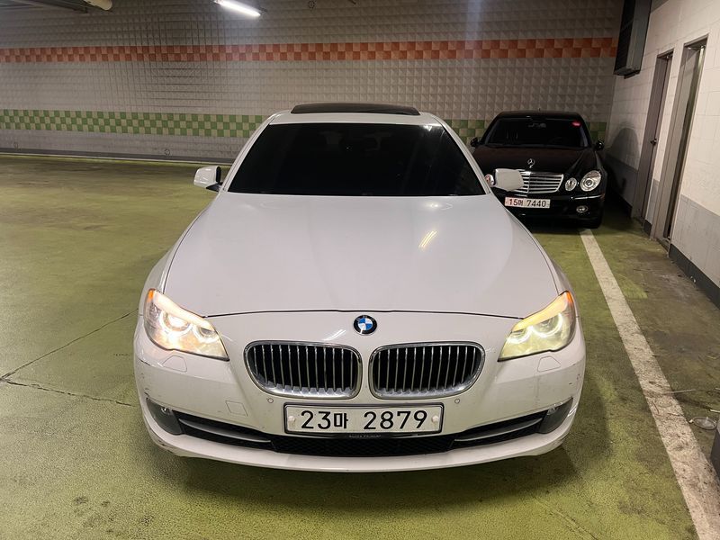 2013 BMW 5 Series 520d photo 1