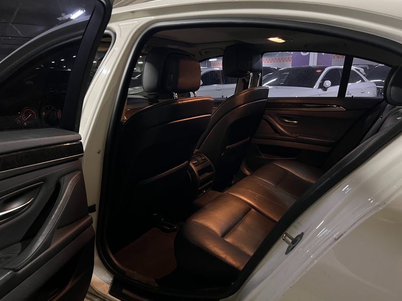 2013 BMW 5 Series 520d photo 8