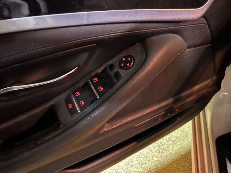 2013 BMW 5 Series 520d photo 16