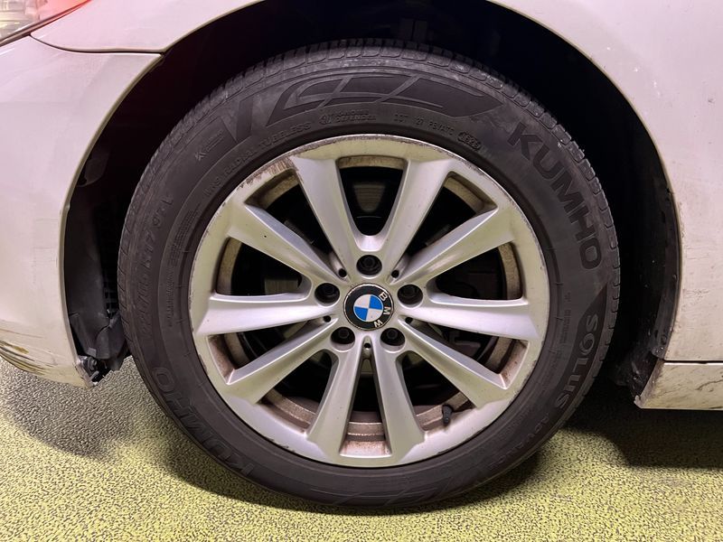2013 BMW 5 Series 520d photo 18