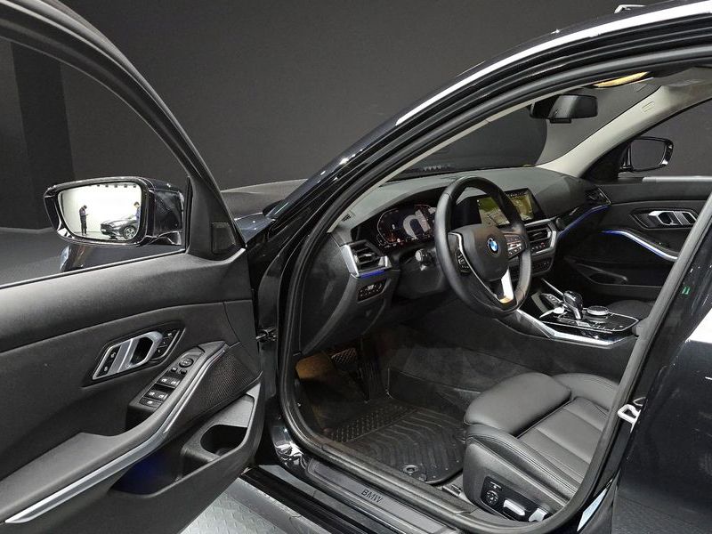 2021 BMW 3 Series 320i photo 10