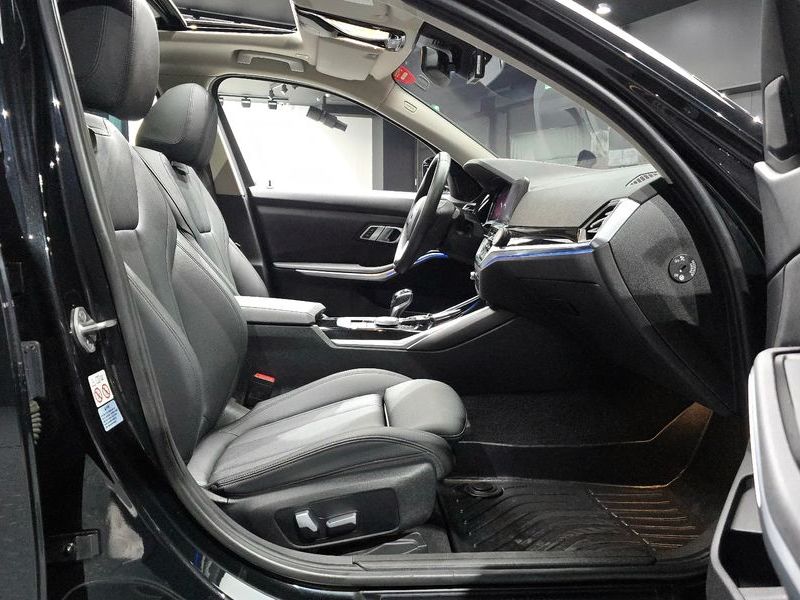 2021 BMW 3 Series 320i photo 11