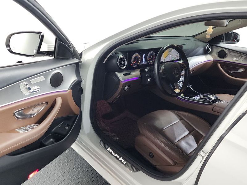 2017 Mercedes-Benz E-Class E300 AMG Line photo 10