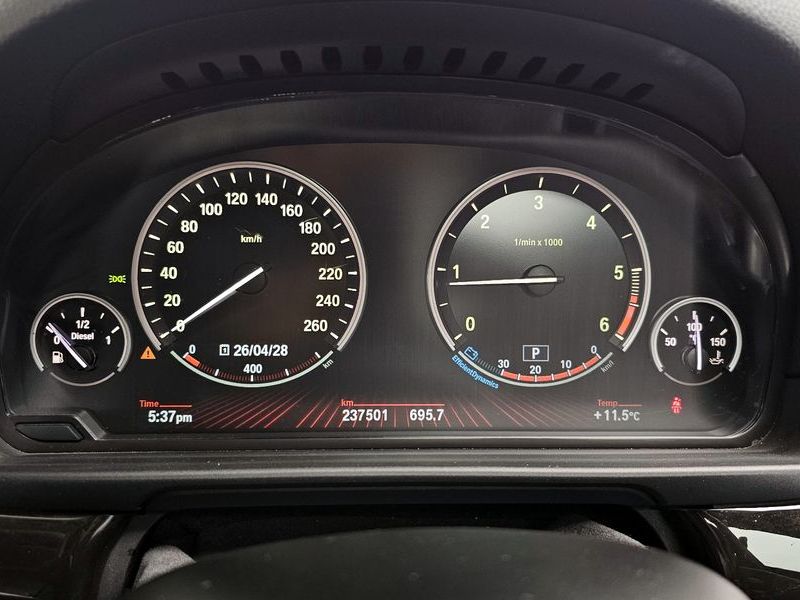 2012 BMW 5 Series 520d photo 8
