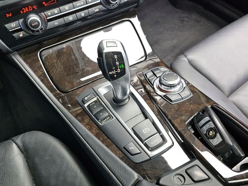 2012 BMW 5 Series 520d photo 9