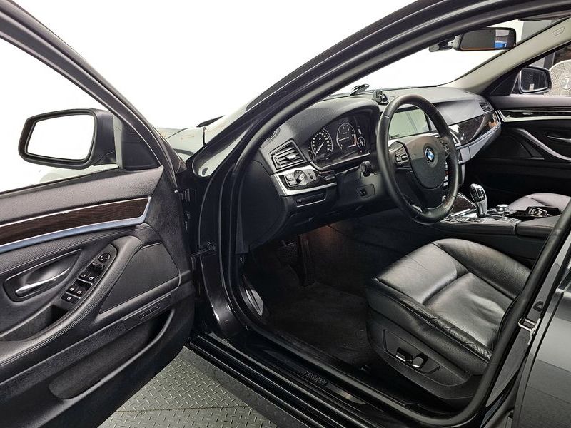 2012 BMW 5 Series 520d photo 10