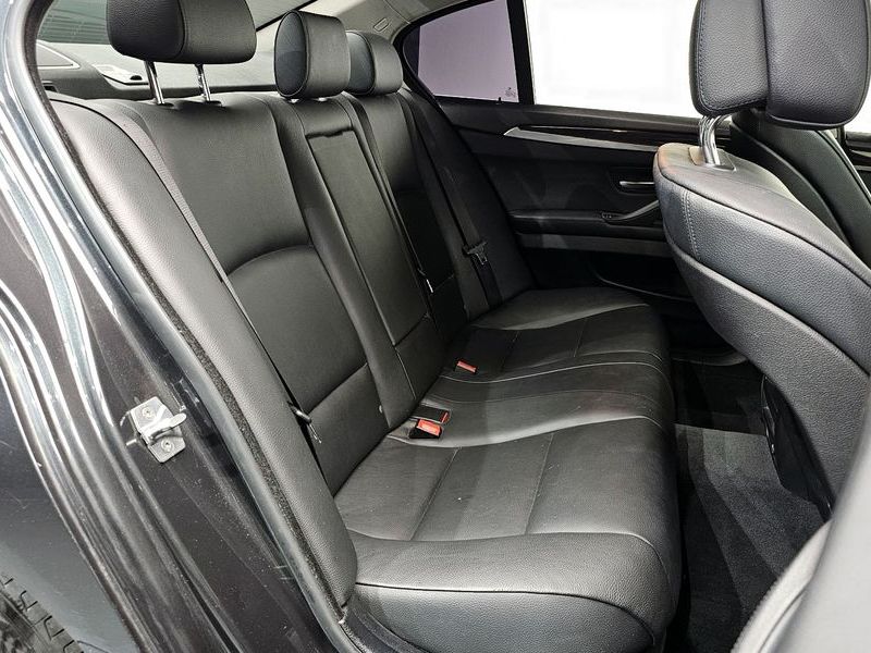 2012 BMW 5 Series 520d photo 11